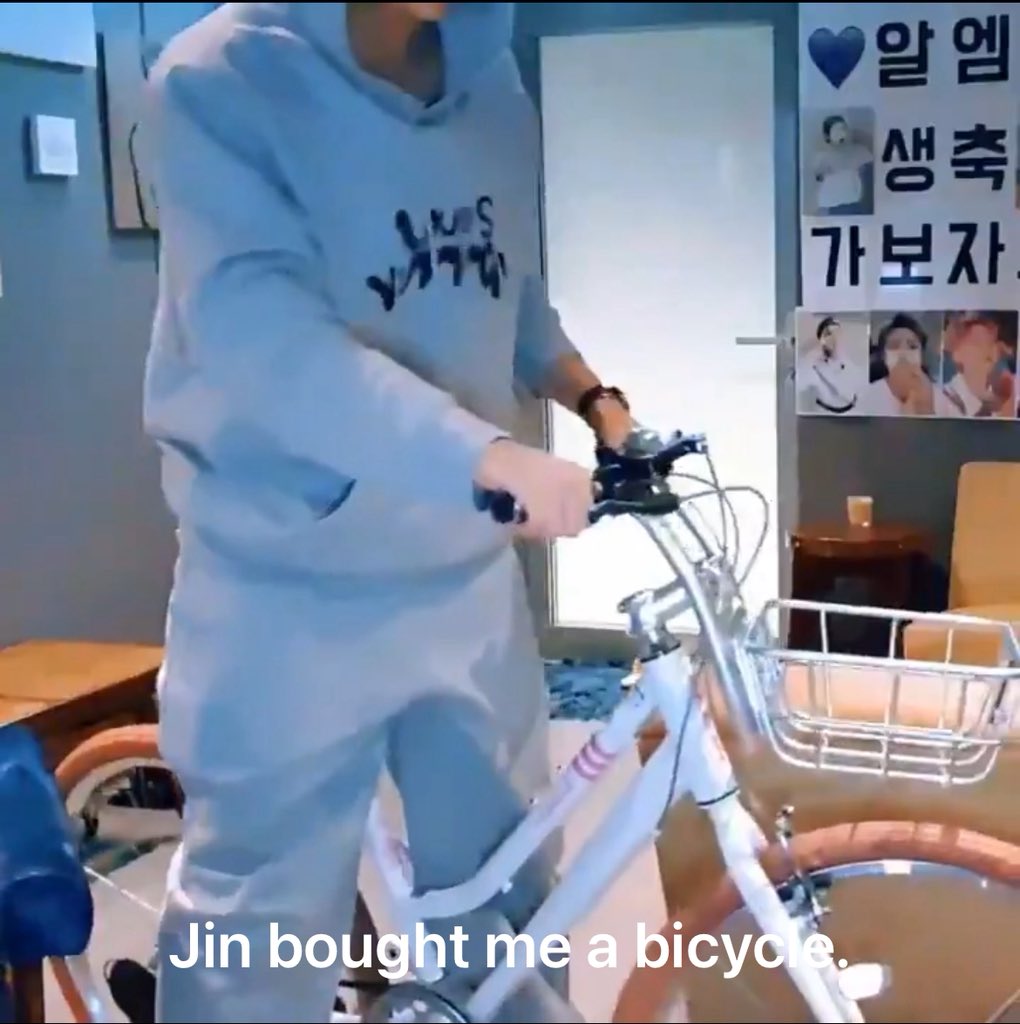 ナムさんセンイル🎂🎂🎉昨日ですが…
JINくんからは🎁
こんなもの💍やあんなもの🚲✨✨
ナムさん嬉しいね💜

#김남준
#김석진