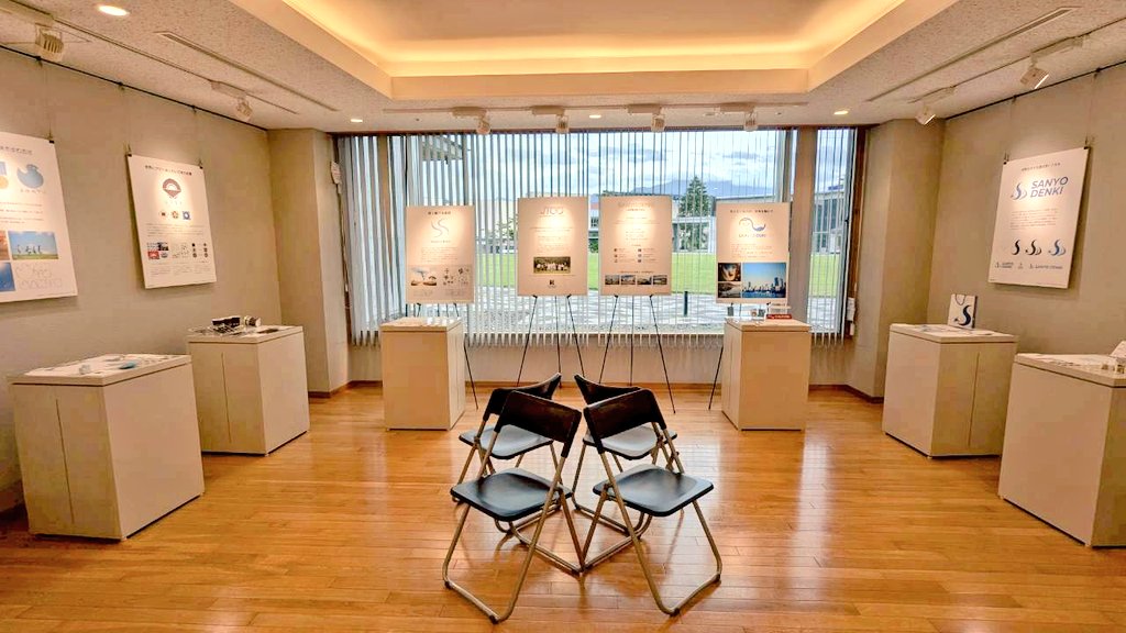 長野大学　増成デザイン研究会
展示会「√100」

3日目です
ブランドロゴのデザイン&amp;ノベルティのモックアップを展示しております。

おでかけついでにぜひお立ち寄りください！お待ちしております！
#長野大学