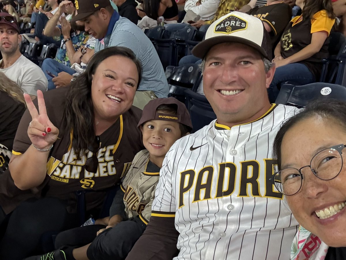 gettingchippy's tweet image. Friday night @Padres baseball 🩷💚 #ForTheFaithful