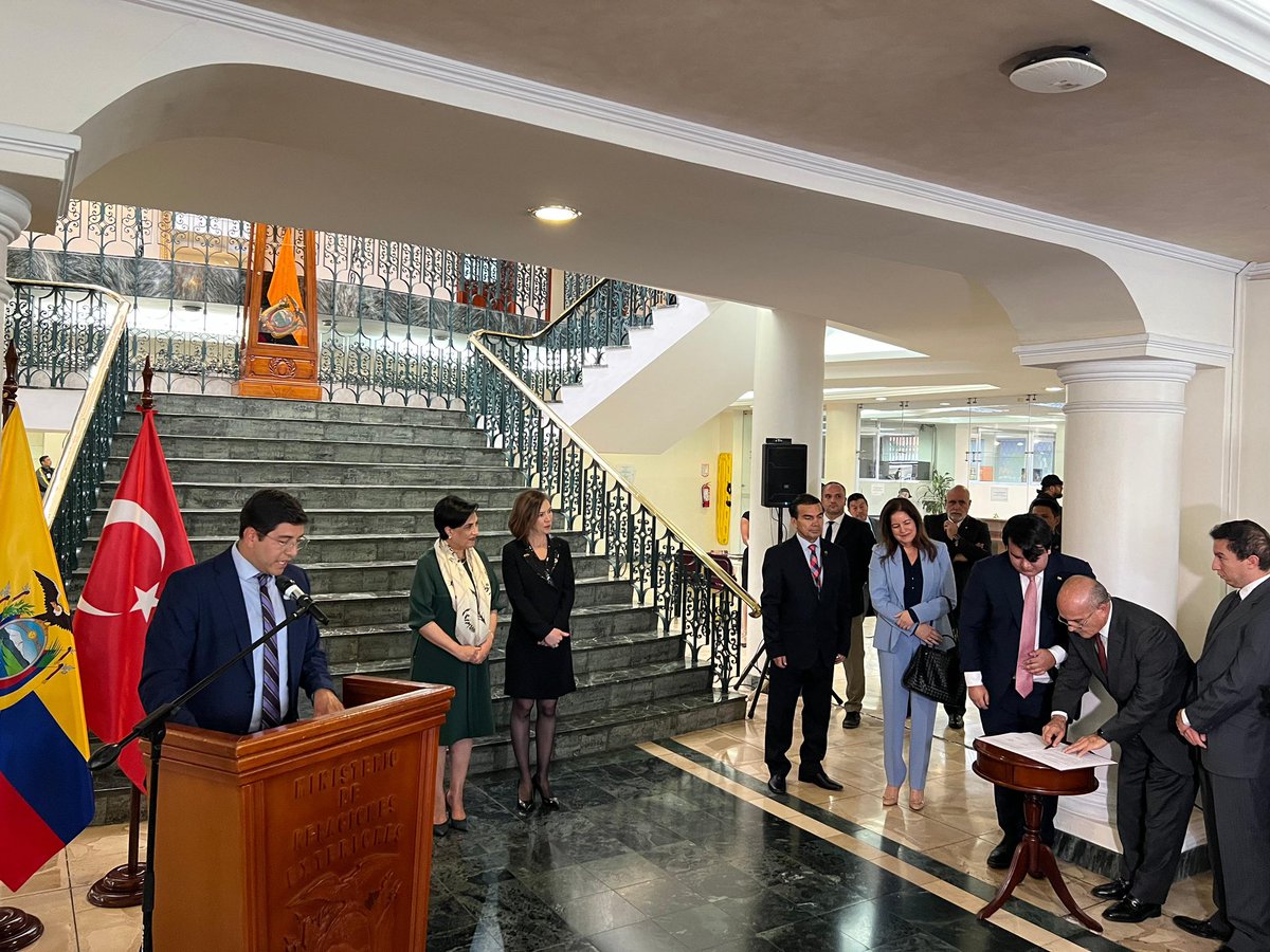 Para continuar nuestras celebraciones, fuimos testigos de la firma del acta constitutiva del Consejo Empresarial Turco-Ecuatoriano. Este representa un nuevo hito en el fortalecimiento de nuestras relaciones comerciales.
#EcuadorTürkiye75