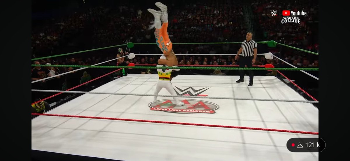 En efecto es cine 🚬🚬🚬🚬#WorldsCollide <a href="/wwe/">WWE</a> <a href="/luchalibreaaa/">Lucha Libre AAA Worldwide</a>