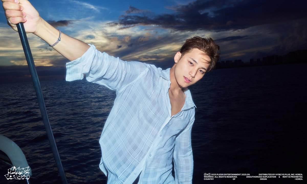 The ocean breeze feels like a song only I can hear, calm yet alive. Standing by the shore I realize 𝙃𝙔𝙋𝙀 𝙑𝙄𝘽𝙀𝙎 isn’t just about the noise of the stage, it’s about the rhythm that keeps me moving.