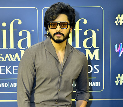 MadhuriDaksha's tweet photo. #MovieNews : 
The sequel to #MIRAI will introduce a powerful new villain, played by #RanaDaggubati. His character, with mysterious powers, is strongly hinted to be Ravana in Kali Yuga. 

#Mirai #TejaSajja #Rana #Ravana #SriyaSaran #News #TeluguNews #PanIndia  #MiraiOnSep12Th

1/2 https://t.co/EaxQm6AiNL