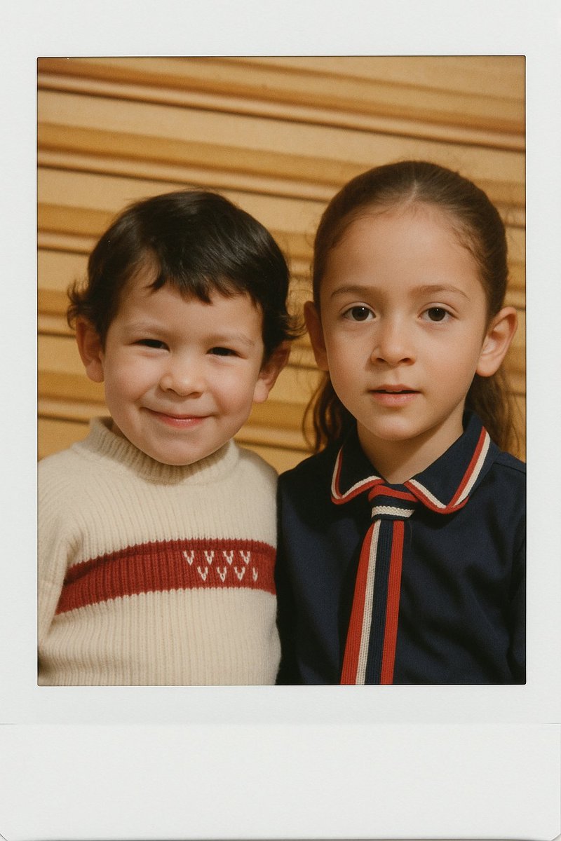 Karla y yo de niños 
Que bonitos :)