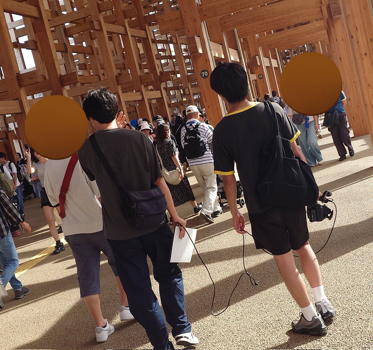 木曜日、隠密活動中の「月曜から夜更かし」メンバー
マイクのロゴが見慣れたアレ