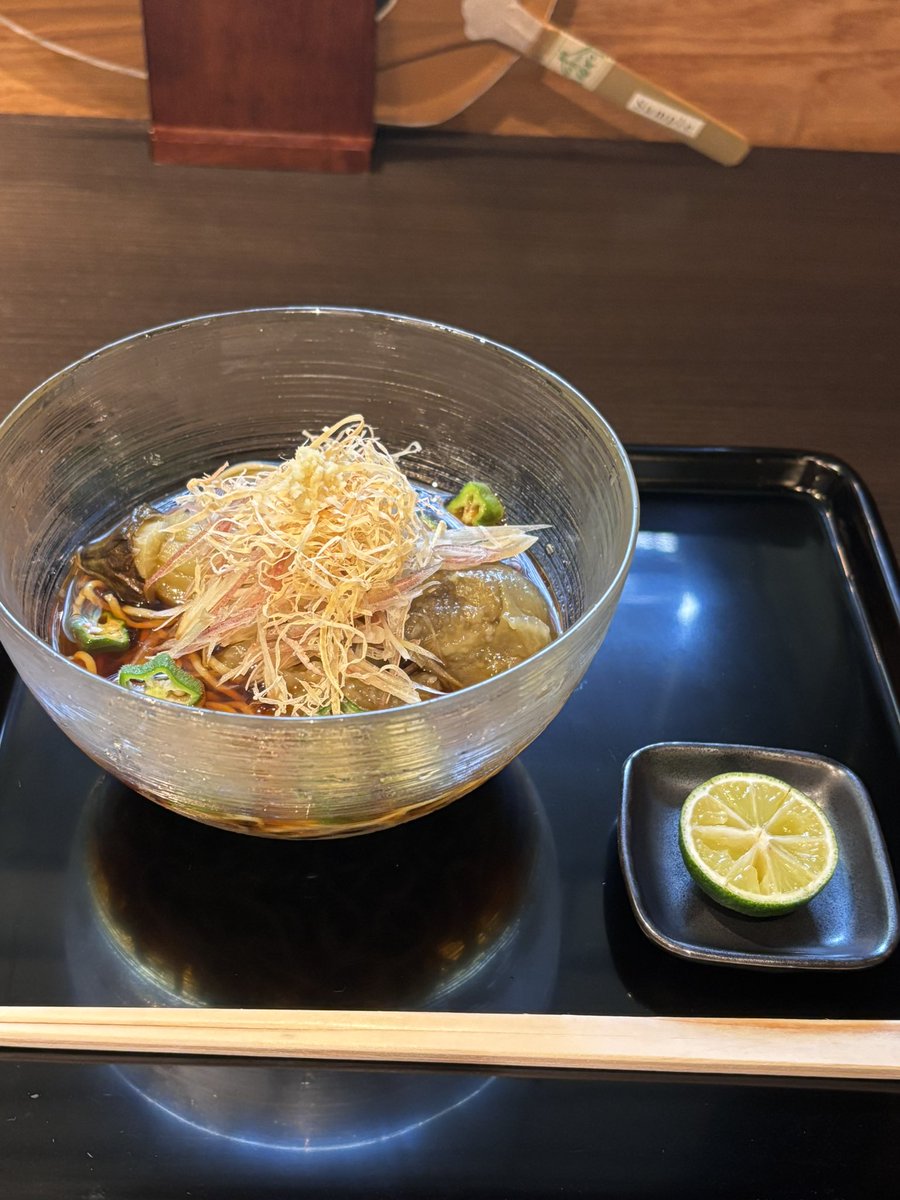 gDMhozuFus5NrG8's tweet image. 次の予定まで二時間
寄席に行くには時間が足りない
やっぱりランチにしよ
竹むら、まつやはかなり並んでる💦
藪そばでお一人様カウンターも風情あり
季節限定の冷やし茄子そば🍆美味
豊かな心持ちになって次の予定へ