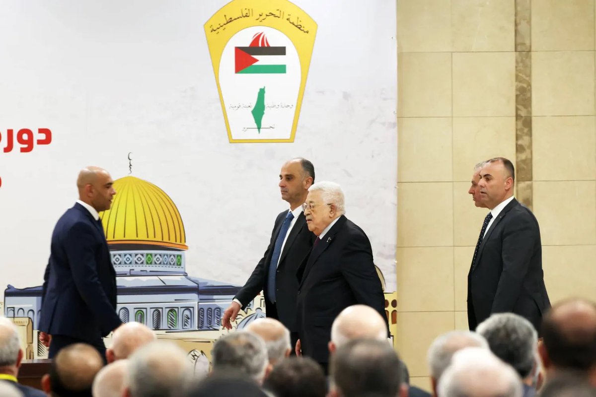 annanbader10's tweet photo. - الممثل الشرعي والوحيد لحركة فتحية المشتهية!! 
- منظمة التمرير التي مررت اتفاق أوسلو وتنازلت عن 78% من ارض فلسطين!
- منظمة التكرير التي تكرر نفس الوجوه الفاسدة التي عاشت حياتها تتكسب على حساب الشعب الفلسطيني ومعاناته!!
- منظمة التبرير التي تبرر الانبطاح حتى اصبحت تعتقل وتقتل أبناء هذا الشعب 
بإسم الوطنية
- منظمة التدوير بحيث يتم تدوير حثالة المجتمع من المتسلقين والمنبطحين والفاسدين والجواسيس والجهلة ممن لا يعرفوا قواعد الإملاء ليصبحوا مناضلين مخصيين!
- منظمة ولدت من رحم جامعة الدول العربية والتي بدورها ولدت من رحم بريطانيا!! 
- منظمة العهر التي شطبت من ميثاقها كل ما يتحدث عن التحرير وزوال الاحتلال!!
دوركم انتهى ومزابل التاريخ قد سطرت اسمائكم وأسماء نضالاتكم وأسماء قادتكم!! 
المجد للمقاومة والذل والعار لكم ولمنظمتكم.. منظمة الجريمة والتفريط المنظم!
#فلسطين #عنان_بدر