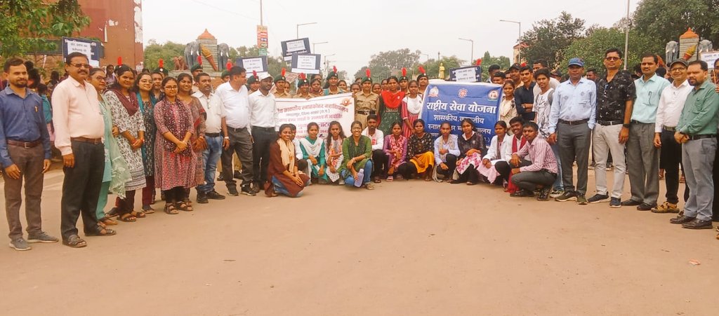 Tameshwari42404's tweet photo. शासकीय काकतीय स्नातकोत्तर महाविद्यालय जगदलपुर में रजत जयंती मनाया गया जिसमें NSS के स्वयं सेवकों द्वारा नुक्कड़ नाटक प्रस्तुत किया गया। https://t.co/Q4Y8i7Bmlq