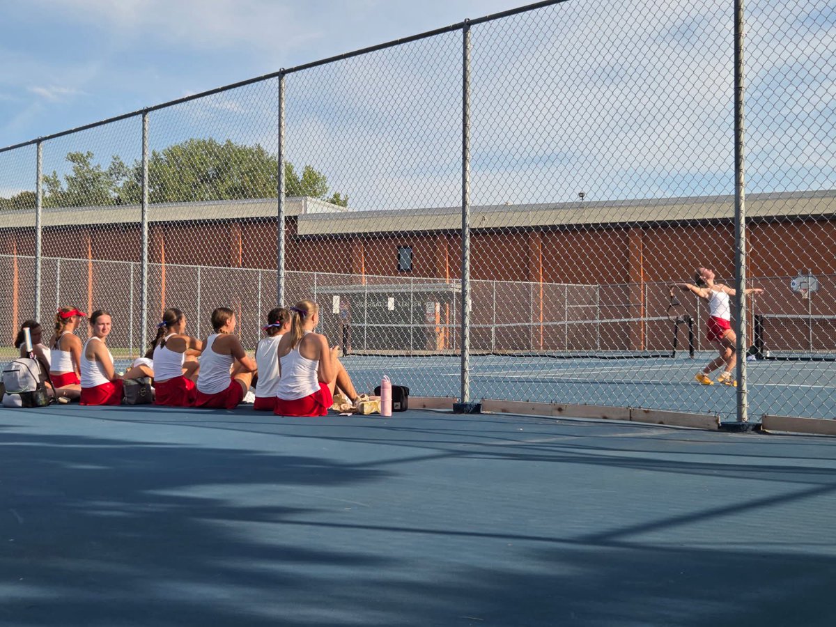 Slinger_Tennis's tweet photo. #4 singles player, Morgan, won a 3 hour match this afternoon. Her teammates watched in awe as she battled it out in the hot sun and walked away victorious! https://t.co/QhCZKc5Sku