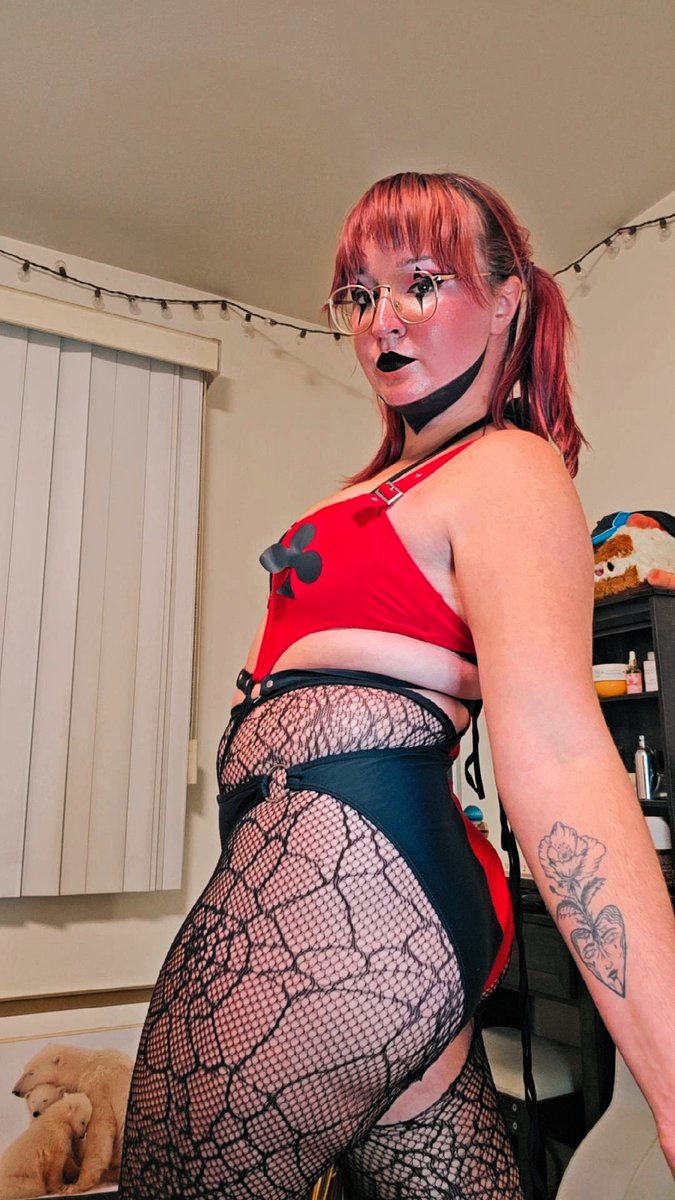 GothSunshine70's tweet photo. baby, come here https://t.co/PQxDizS6N0