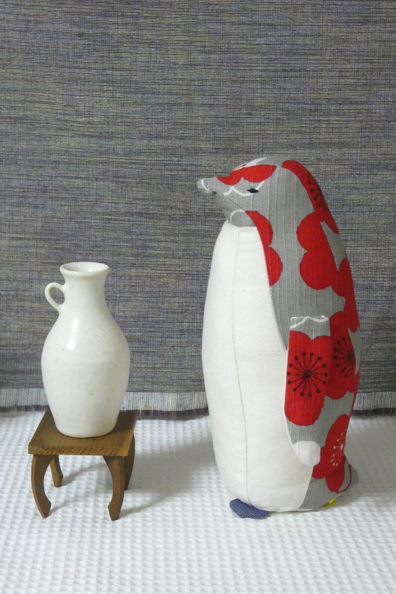 梅模様卓上皇帝。やはりきりっとした布が似合う形状です。これはオーダー品です。