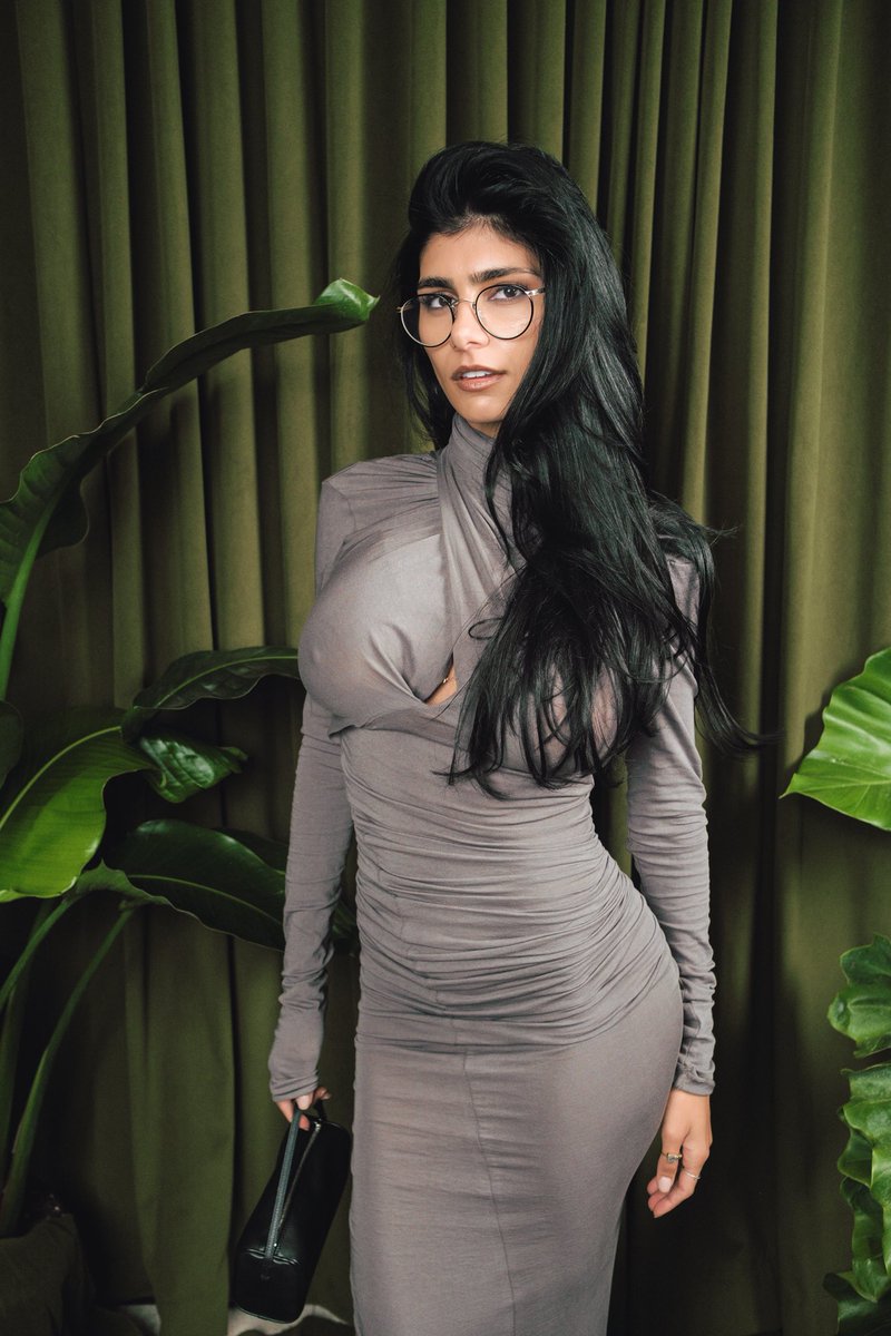 miakhalifa's tweet photo. say what you want about me, but you can never say I have bad hair https://t.co/VAtqNbugfp