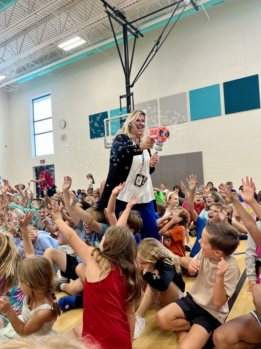 AP_at_AP's tweet photo. I’m bubbling with excitement in my new role at @Anchor_Pointe Elementary! It’s been a great month of building relationships and meet lots of sweet students and families! #grateful #blessed #assistantprincipal #WeAreBPS https://t.co/MueVBV8l89