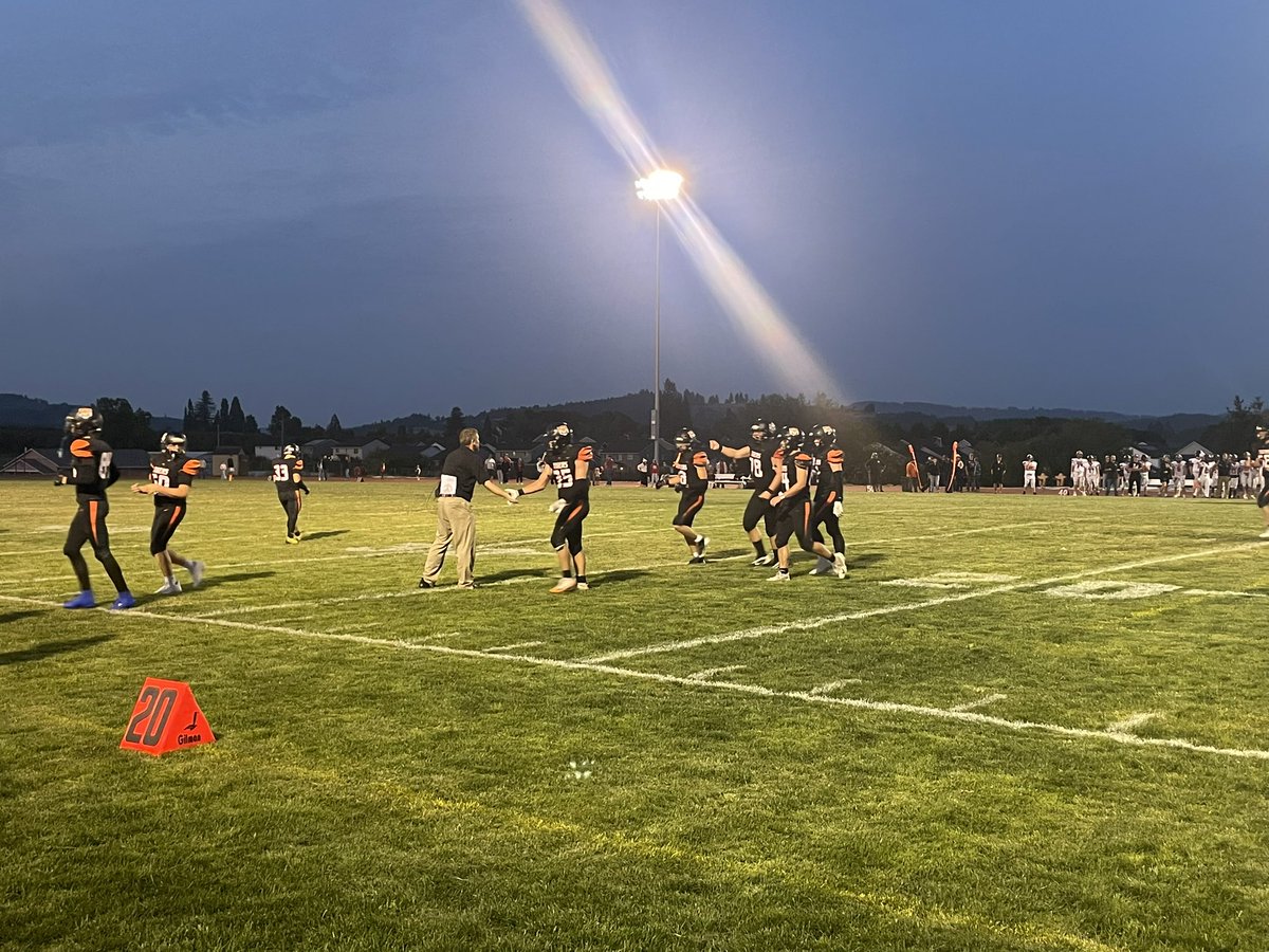 NewsRegSports's tweet photo. Tyler Pond is that man! Tigers big No. 35 takes it to the house for the first points of the half. In the lead up, SC fumbled-YC fumbled-YC then picked off SC and leads 6-0 at halftime.

@MidMajorMedia #opreps https://t.co/pkBFZ137zM