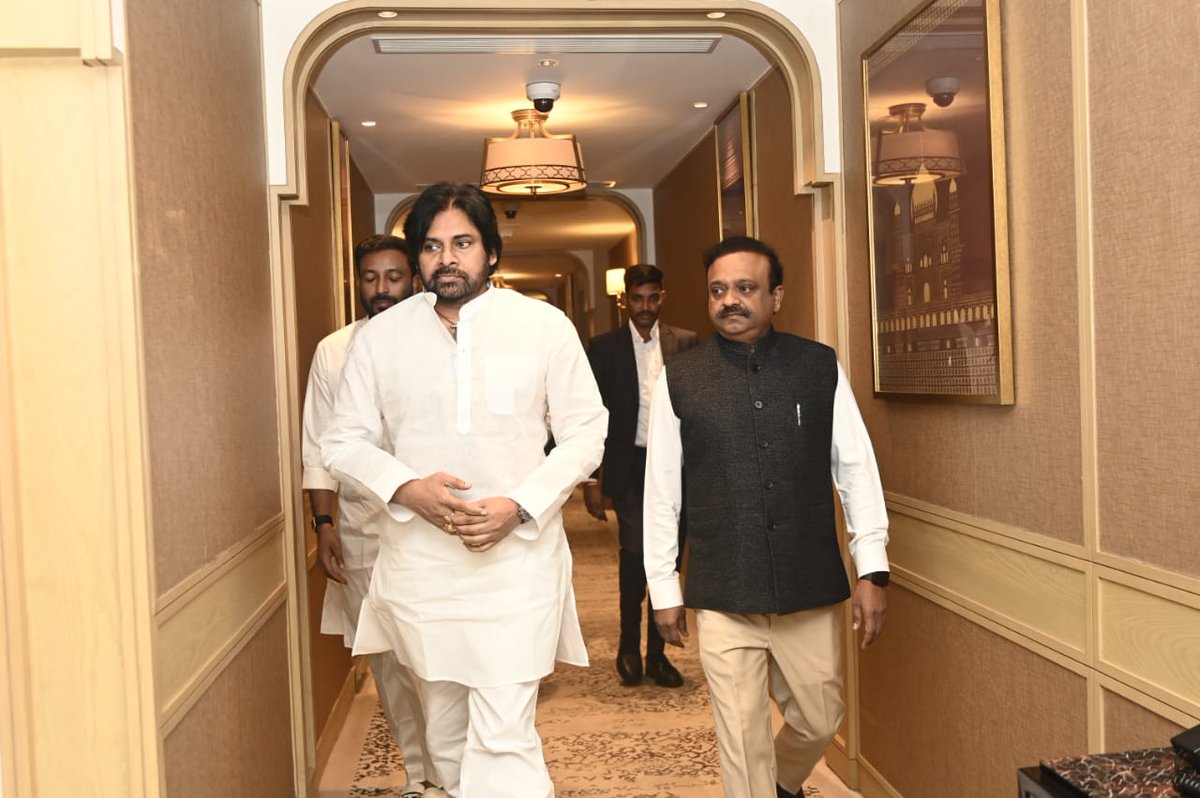 TeluguChegu's tweet photo. పవన్ కళ్యాణ్ ఢిల్లీలో చేతులు ఇలా పెట్టుకుని నడవడం పై కోర్టులో కేసు వేసిన విజయ్ కుమార్ IAS... 

దీని గురించి సాక్షిలో మూడు గంటలు చర్చించాలని నిర్ణయించిన జగన్, భారతి, కొమ్మినేని https://t.co/4sZbiHOxQL
