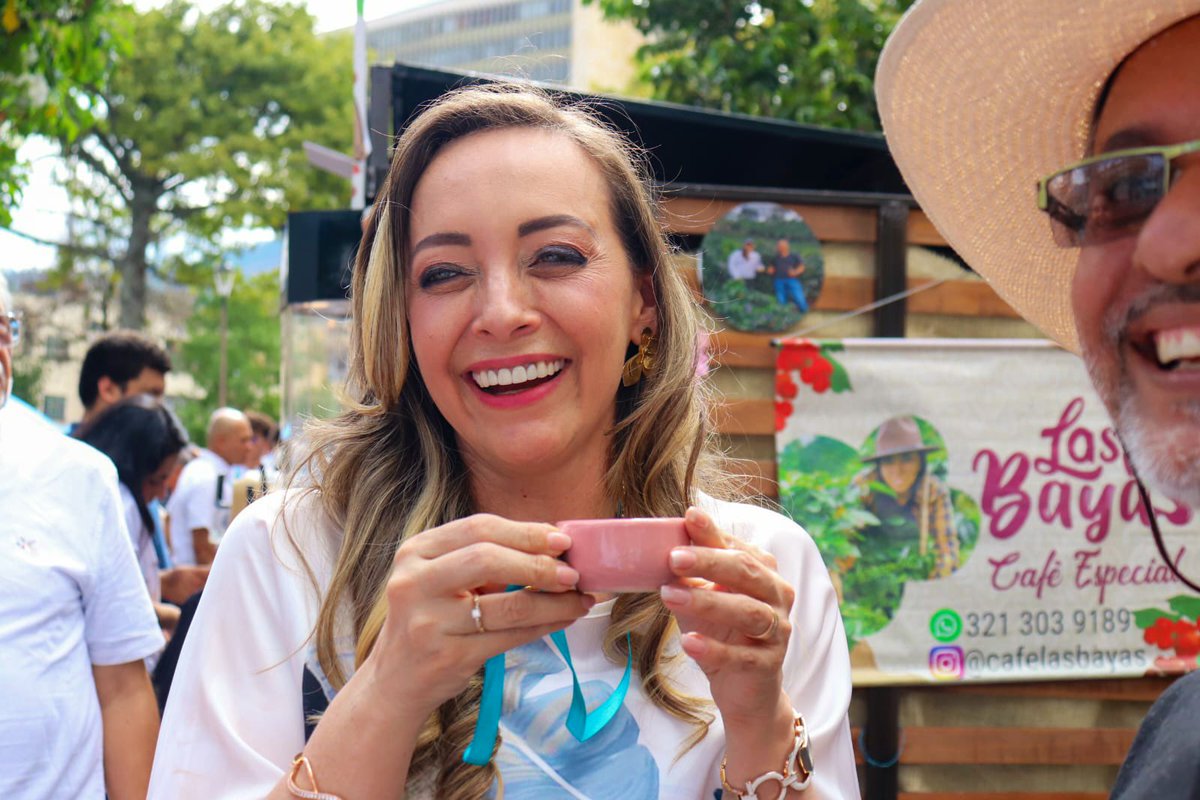 AnaPaolaAgudelo's tweet photo. Estuvimos en la 6a versión de Ibagué, Café Festival. Agradecemos a los caficultores del Tolima por deleitar a Colombia y al mundo con el sabor de un gran café ☕️ https://t.co/PsfONr3Vaw