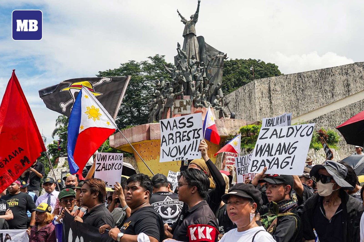 manilabulletin's tweet photo. LOOK: Progressive groups staged a protest march from EDSA Shrine to the EDSA People Power Monument on Saturday, September 13, calling for accountability over corruption in flood control projects. (Photos by John Louie Abrina/MB) https://t.co/OjK5uEqpoR