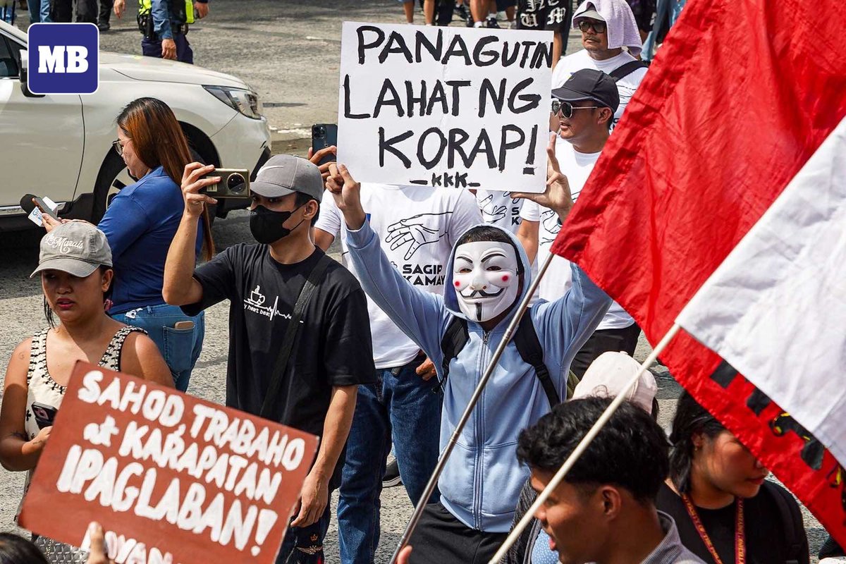 manilabulletin's tweet photo. LOOK: Progressive groups staged a protest march from EDSA Shrine to the EDSA People Power Monument on Saturday, September 13, calling for accountability over corruption in flood control projects. (Photos by John Louie Abrina/MB) https://t.co/OjK5uEqpoR
