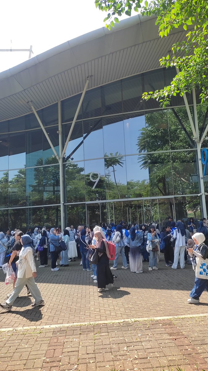 woonvoiceina's tweet image. Tempat foto project nanti di taman depan Hall 9 
Project pukul 12 siang 💙💛