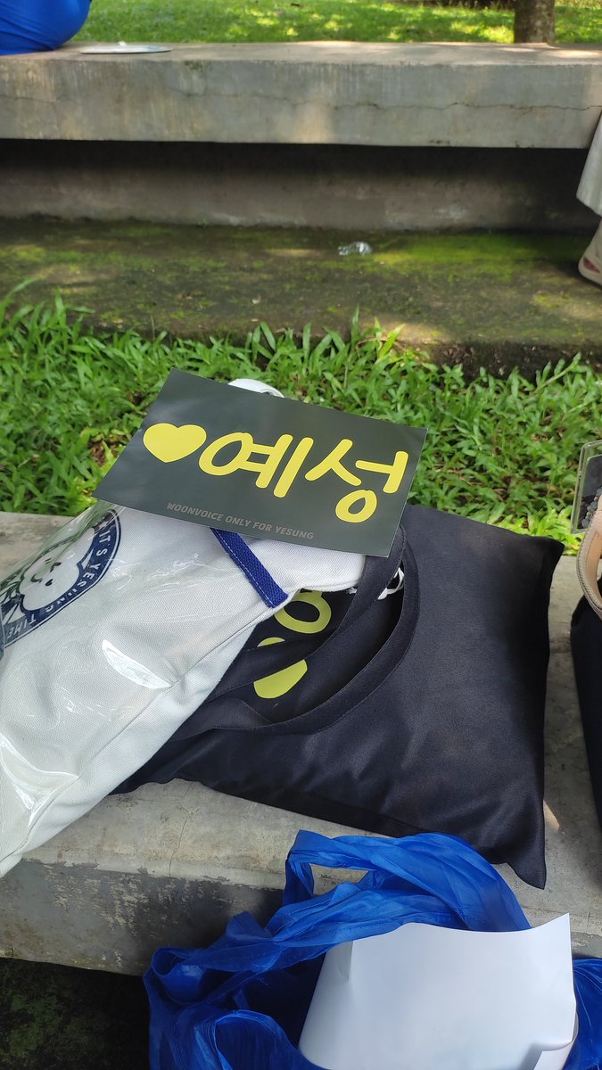 woonvoiceina's tweet image. Tempat foto project nanti di taman depan Hall 9 
Project pukul 12 siang 💙💛