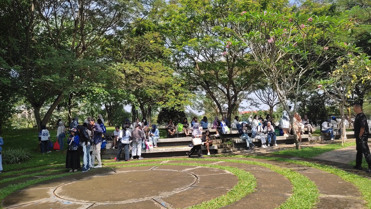 woonvoiceina's tweet image. Tempat foto project nanti di taman depan Hall 9 
Project pukul 12 siang 💙💛