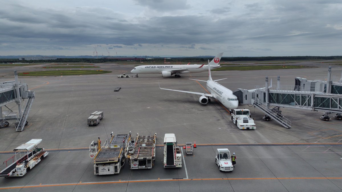 久方ぶりに訪れた新千歳空港。
おそらく世界で一番有名で人気者のネズミが出張してたので軽く挨拶。とりあえず今のところ老眼鏡を預かり荷物にいれてしまったのでスマホの文字追うのが辛い以外は順調な「旗や」の「奥州の旅」の始まり。

さあ、水沢へ旗揚げに行こうか。
,'#奥州の旅