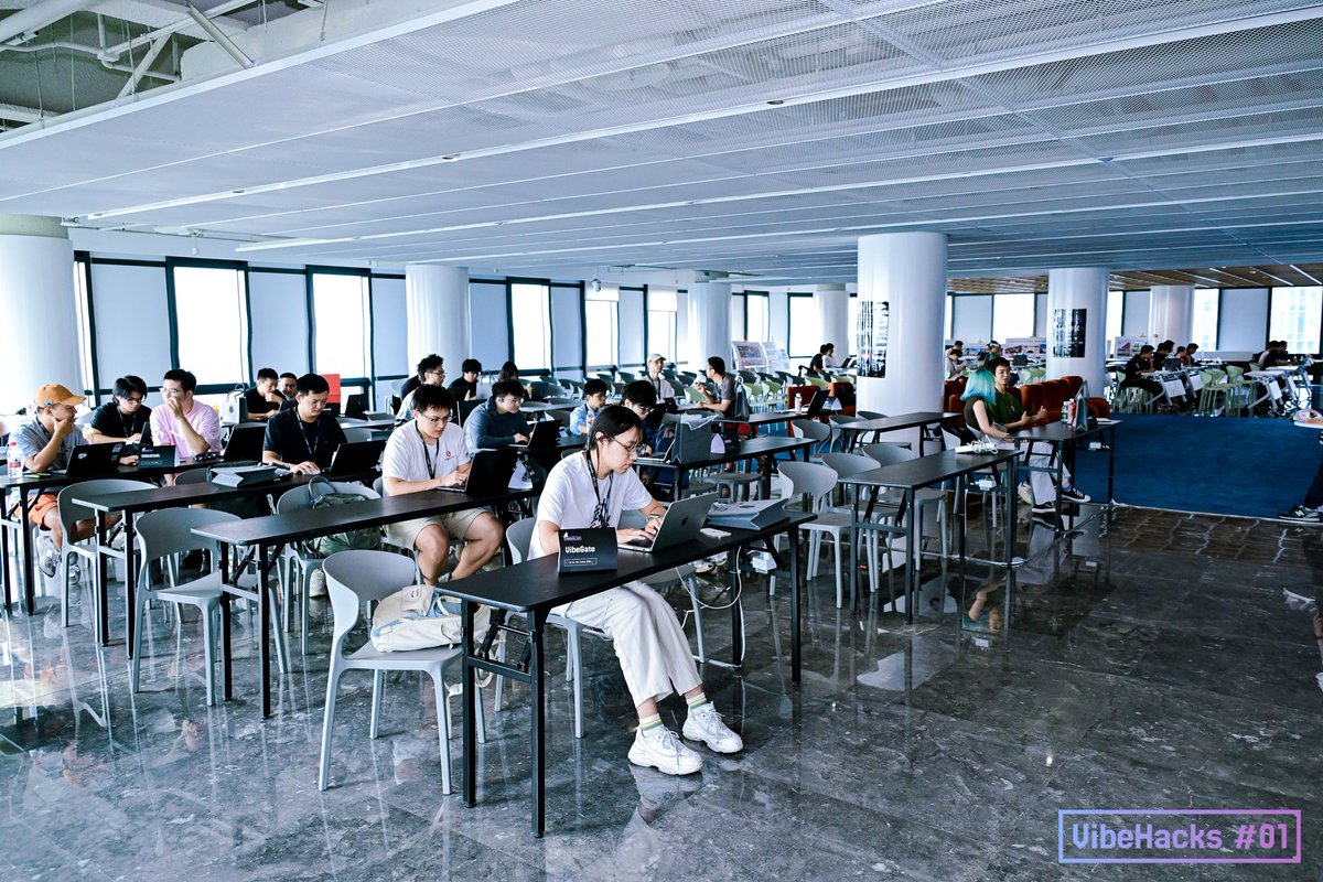 sunshineg's tweet image. Vibefriends 和 SegmentFault 一起联合举办的第一届 1-day Vibehacks 进行中🤖第一届主题为 Vibe coding for vibe coding🚀