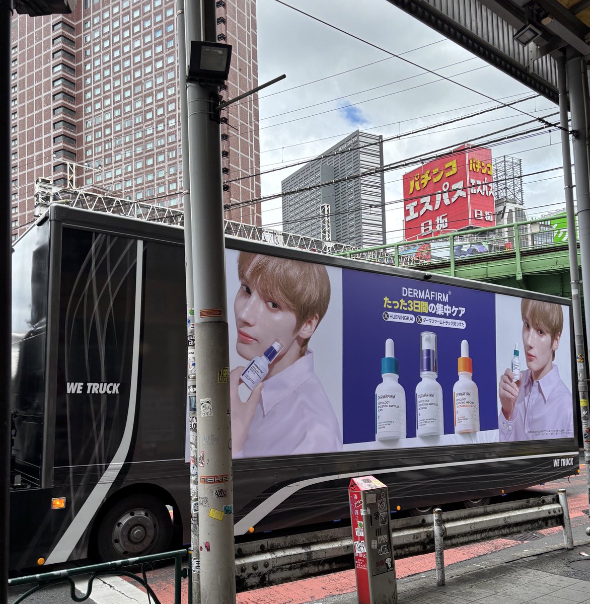 txt_moa_yuka's tweet photo. 駅から地上に出た瞬間
目の前にカイちゃんの
ダーマファームトラック💜✨
#HUENINGKAI
#ダーマファームトラック見つけた https://t.co/bD0V9HizYj