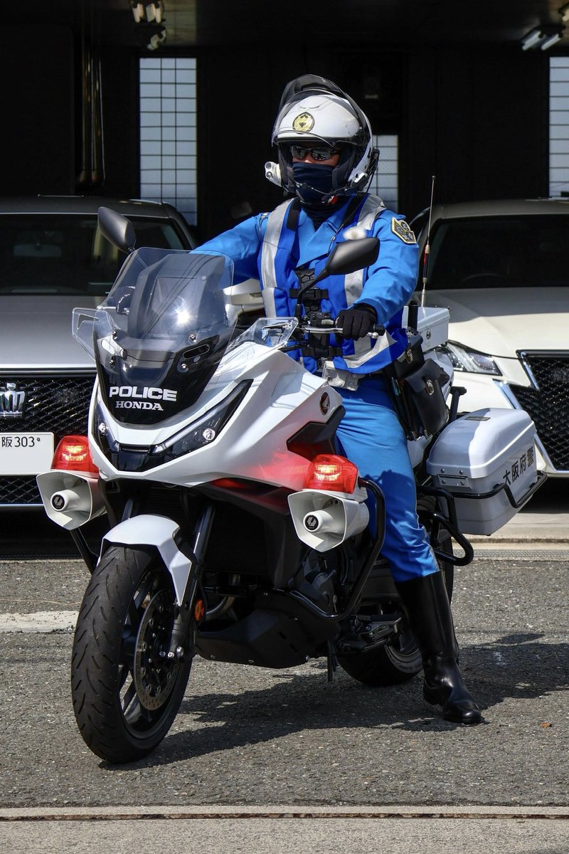 大阪府警 交通機動隊
NT1100P 白バイ