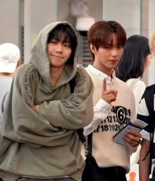 hanjaystudio's tweet photo. you better say nice things to jl’s boyfriend! 😠🫵🏻

I GUESS THE TABLES HAVE TURNED 🤭 https://t.co/rh7z1pE6yC