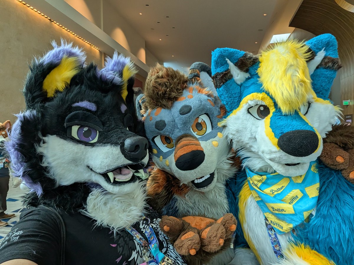 Selfies with various friends from #Megaplex2025! Always great seeing friends from all over!

Even though the con was hectic, it was super fun and chill! Hope to come back again next year for more pool time!

#FursuitFriday