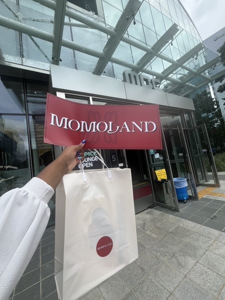 tootimeyeonjun's tweet photo. #momoland #모모랜드 MBC pre recording gifts! ready to support the girls @MMLD_Official https://t.co/vQ9ljdkSX7