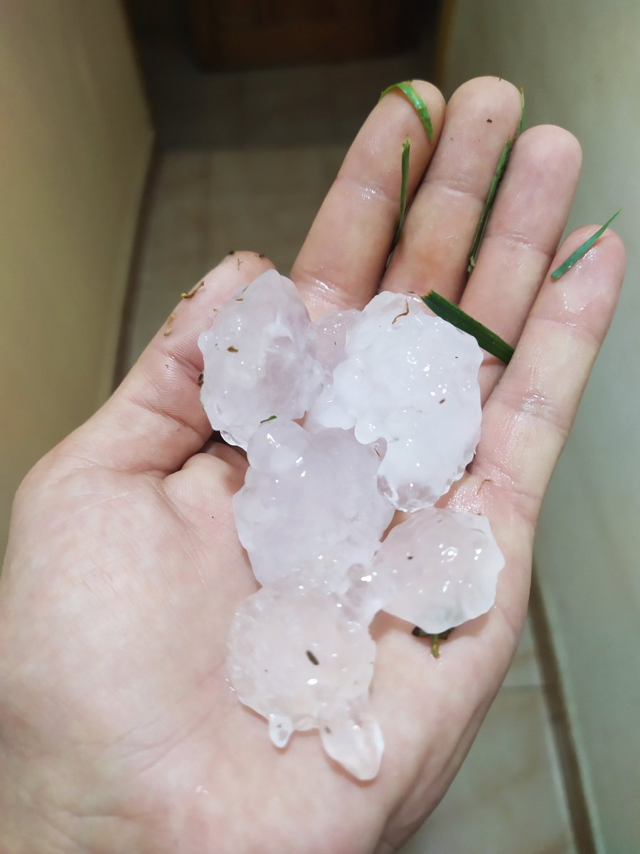 thewildprepper's tweet photo. Esto a caído en el somontano de  #barbastro...pero no os imagináis de que manera y con qué fuerza...Ahora a ver los desperfectos que no serán pocos https://t.co/MVrU72dLu7