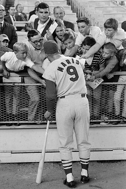RMaris0961's tweet image. Finally Tonight 🌙. Roger always took time for the fans. He always gave back. Then again, that was Roger. One class act. Have a good night and thank you for the loyalty. ⚾️ #Maris4HOF #RogerMaris