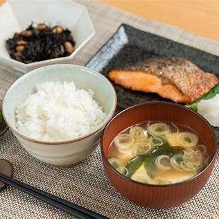 午後好〜週末モードに切り替えた？  
今日は外に出て、美味しい和食ランチをゆっくり楽しんできた。  
ご飯、味噌汁、小鉢たち…こういう時間が“自分に戻れる瞬間”だよね。  

みんなの休日ランチ、今日はなにを食べてる？  
お気に入りのお店とか、メニューあったら教えてほしい🍵  
#休日ランチ