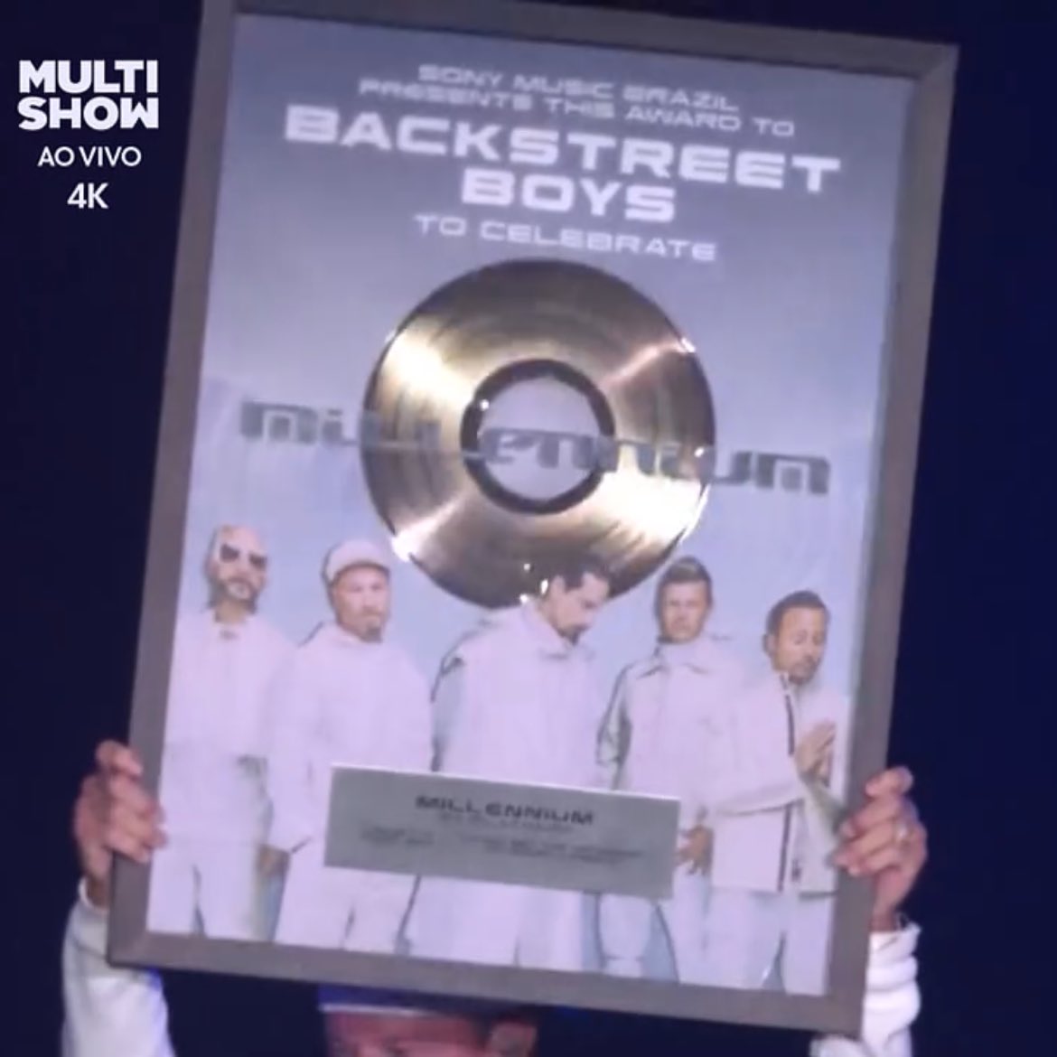 Os ícones do Backstreet Boys recebendo o disco de platina no palco do #TheTown 💿 #TrackNoTheTown