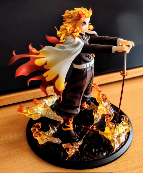 新たな煉獄さんがやってきたよ アニプレ煉獄さんかっこいいな〜 GEM煉獄さんは軽やかな感じで、アニプレ煉獄さんはどっしり重厚感ある。どちらも良き