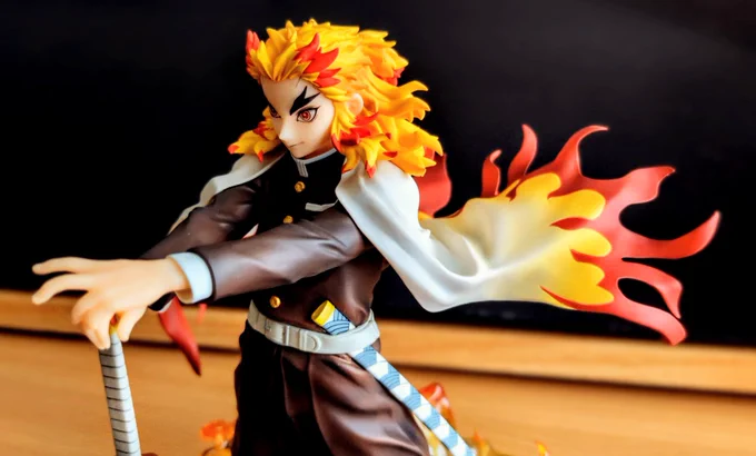 新たな煉獄さんがやってきたよ アニプレ煉獄さんかっこいいな〜 GEM煉獄さんは軽やかな感じで、アニプレ煉獄さんはどっしり重厚感ある。どちらも良き