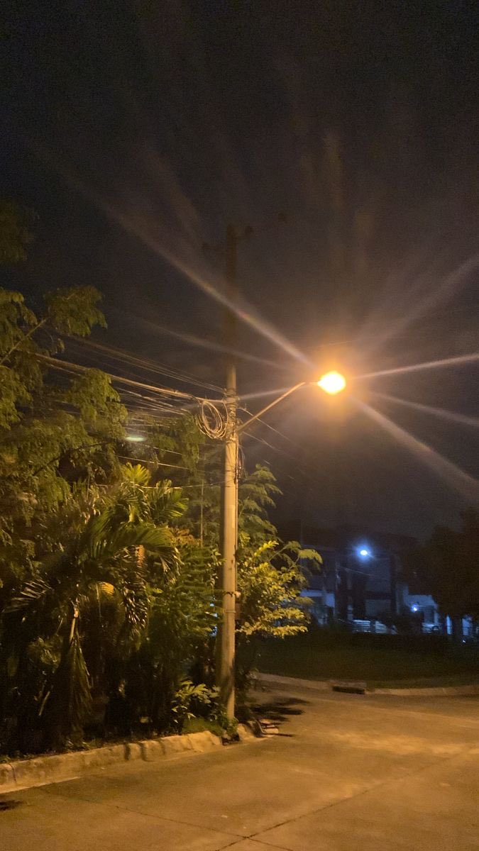 Tonight I’m taking a walk down my neighborhood thank you Lord God, Almighty here in Broken Arrow, Oklahoma.👨‍✈️🌙😎