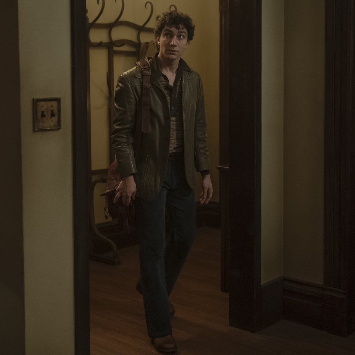 dueroses's tweet photo. ''whenever im alone with you, you make me feel like i am young again'' thinking about #their song and daniel wearing leather jackets and a messenger bag just like when he was younger

#iwtvspoilers https://t.co/cZTKMKNwcS