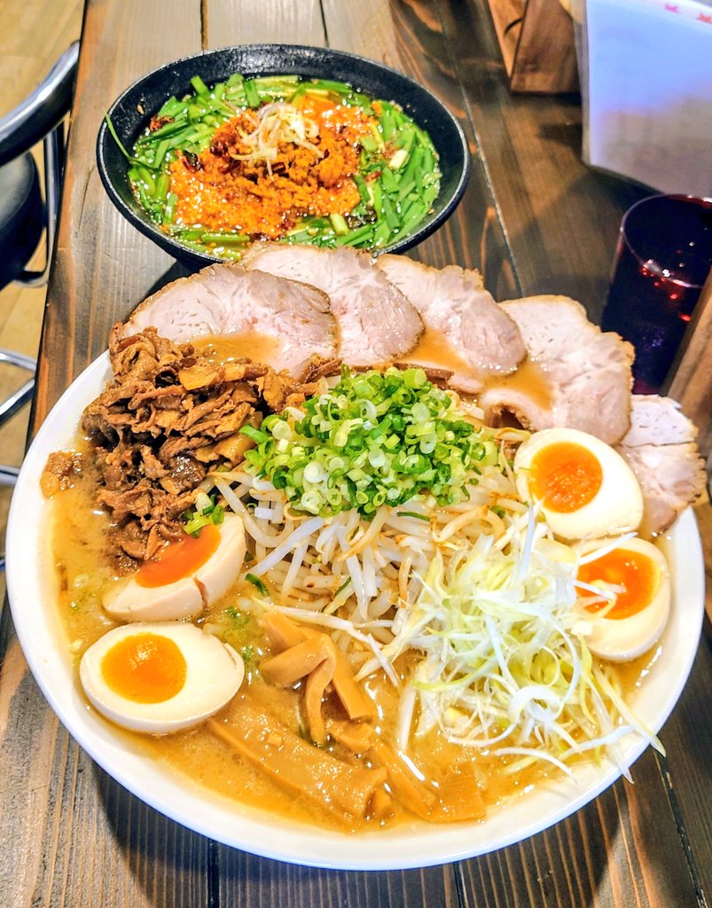 Noodle create Marry@寒川町一之宮
台湾らーめん鬼辛仕様🧄🔥(写真奥)
甘党さんの2.2kgデカ盛りチャレンジを見に行ったらまさかの原田さんから激辛メニューの挑戦状…😳💦
辛いけどちゃんと美味しく完食完飲🤩💕
チャレンジ中JOHさんも登場してめちゃ楽しかった😆
原田さんごちそうさまでした🥵🔥🔥🔥