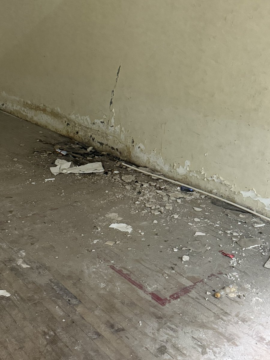 IeeshTyagi's tweet photo. @SpeedbirdAu @MyGate_com @AmarUjalaNews Look at the condition of so called squash court @MyGate_com how come you have given awards to this society. @4Abhishek6 has anyone from mygate ever visited this society .. its all politics. https://t.co/bvF7tXRdz3