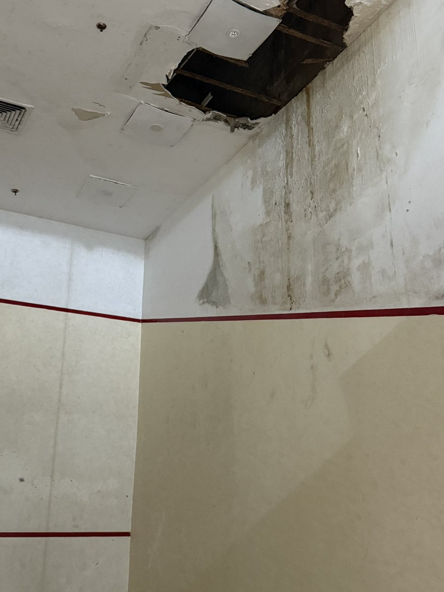 IeeshTyagi's tweet photo. @SpeedbirdAu @MyGate_com @AmarUjalaNews Look at the condition of so called squash court @MyGate_com how come you have given awards to this society. @4Abhishek6 has anyone from mygate ever visited this society .. its all politics. https://t.co/bvF7tXRdz3