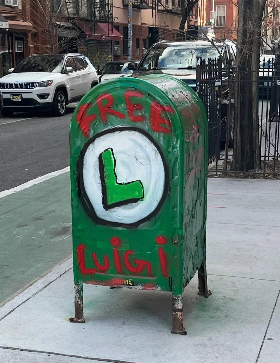 wonderwox's tweet photo. Tomorrow! Trivia Night Continues…
With @LuigiMovement 💚
Study up on your Luigi Mangione lore, he will be appearing in a NYC courthouse this Tuesday. ⚖️
What’s your take on the story? 

So many rabbit holes. 🕳️ 🐇
Set reminder, set an alarm. ⏰ https://t.co/RF1yoHHQjD