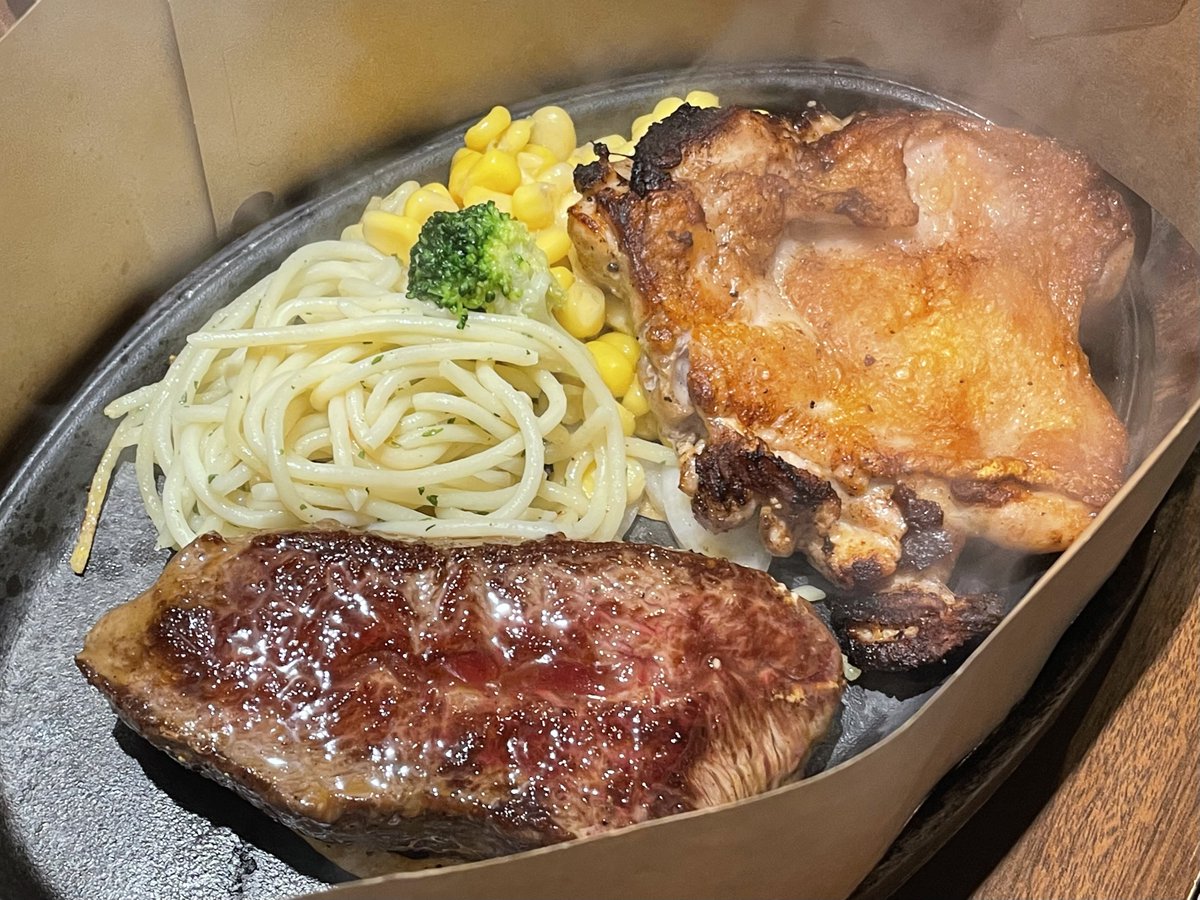 shige2010year's tweet image. #HEROs で
ステーキ＆チキン！
初めてチキン食べてみたけど、これも美味い🤤
次はチキンの大きいサイズ食べてもいいかも🐔

#笹塚グルメ