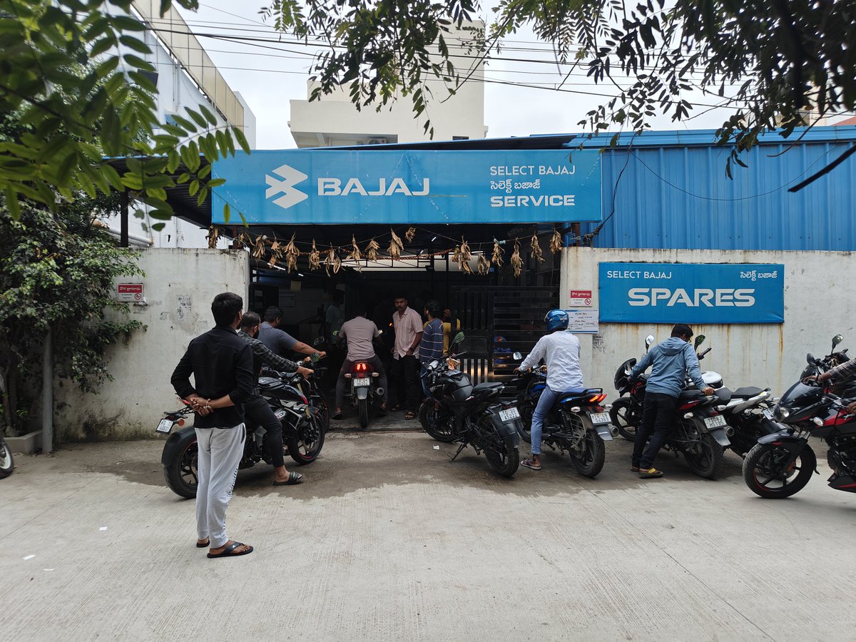 GoverdhanS2's tweet photo. @bajaj_auto_ltd Worst Service at Uppal, Hyderabad Bajaj Service center. Whenever we go for the service of the vehicle, they will say that the target for the day is over and come tomorrow for the same. If we ask for the reason they will say simply that, the technician are less https://t.co/7OsPDjiU4z