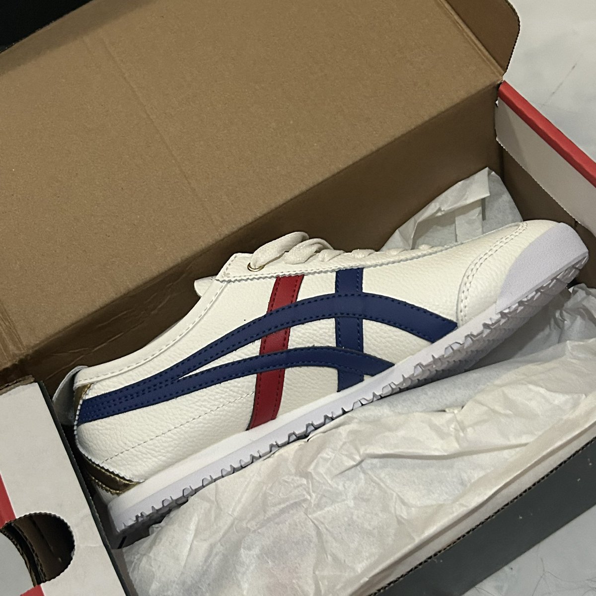 yideulshi's tweet photo. wts lfb ph

onitsuka tiger mexico 66 
- red blue gold color way
- unisex
- size: us 5 1/2; uk 38 
- outlet stock, damaged box
- brand new

selling for ₱4,500 (payo ₱4,300)
bought for 6k! 

dm if inch! https://t.co/OD8EoLklyG