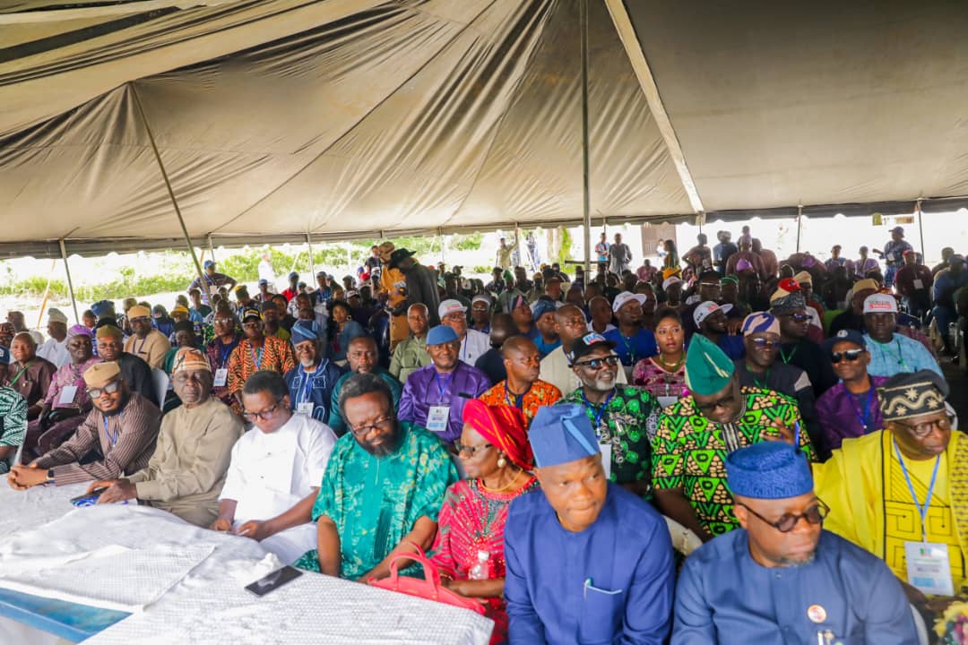 AkinwumiOlami15's tweet photo. members of the party mobilize for residents of the state to register during the ongoing voters registration exercise. 
#BAOatwork
#BAOtill2030
#APCLeaders 
#BAOleekansi https://t.co/I5acKVIRra