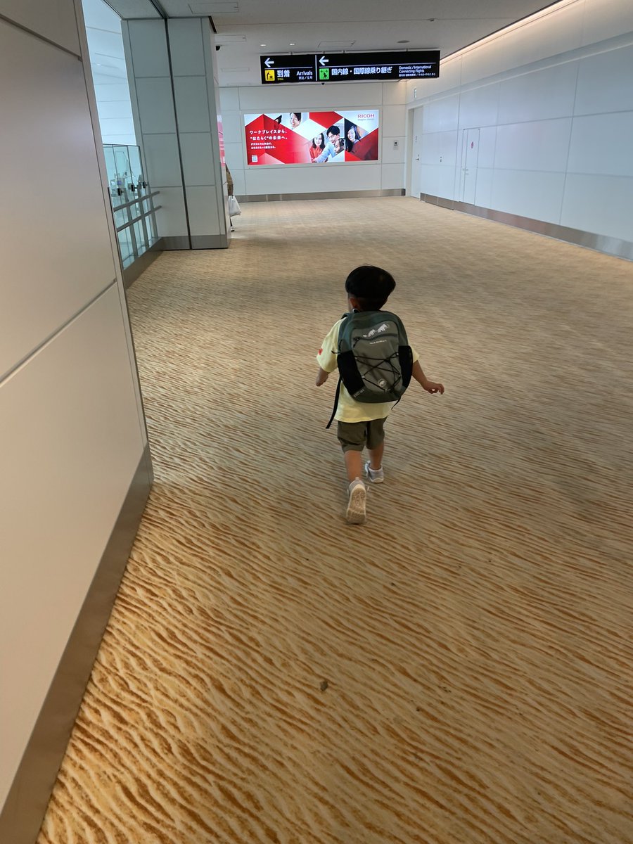 512naopon's tweet photo. 着いたぁー！朝イチの飛行機でアーリーでランド！忙しいけど、幸せ🥹🩵 https://t.co/A9nXFihBUW