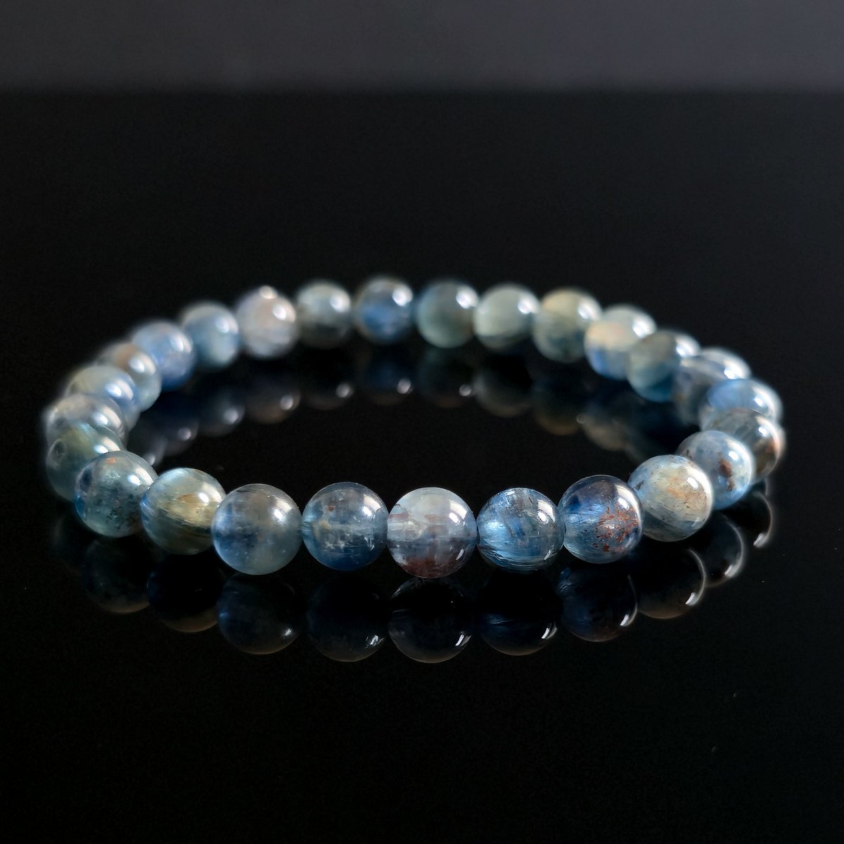 先日のカイヤナイトのブレスレット。
背景を黒にして撮ってみました。
なんと‼️1粒1粒に宇宙があるではありませんかー(*˙꒫˙* )！
1粒1粒覗くとそこには一つ一つ世界があってストーリーがありそう･:*:･(*˘︶˘*).｡*♡･:*:･
 #パワーストーン #天然石好き